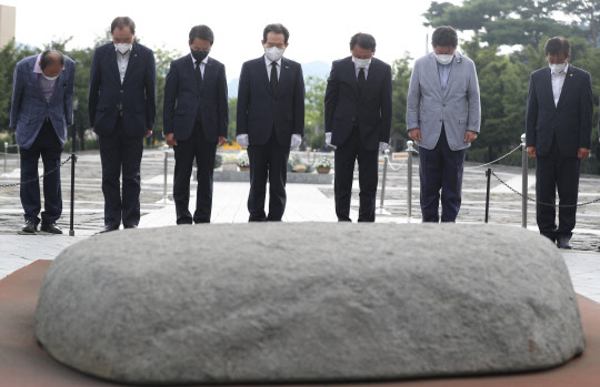 지난달 29일 더불어민주당 대권주자인 정세균 전 국무총리와 이광재 의원이 단일화 선언 이튿날 경남 김해시 진영읍 봉하마을 노무현 전 대통령 묘역을 참배하고 있다. 연합뉴스